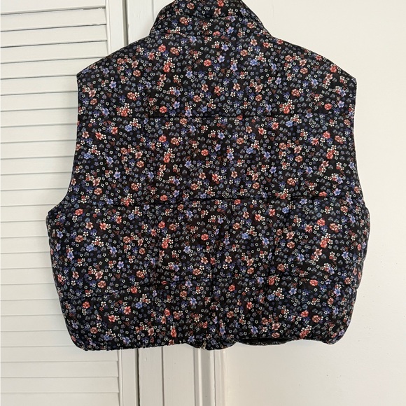 Deluc Floral Black Cropped Puffer Vest - Picture 2 of 7